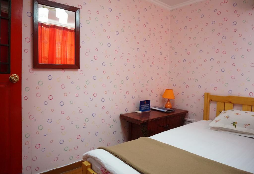 Red Lantern House Hostel Beijing Room photo
